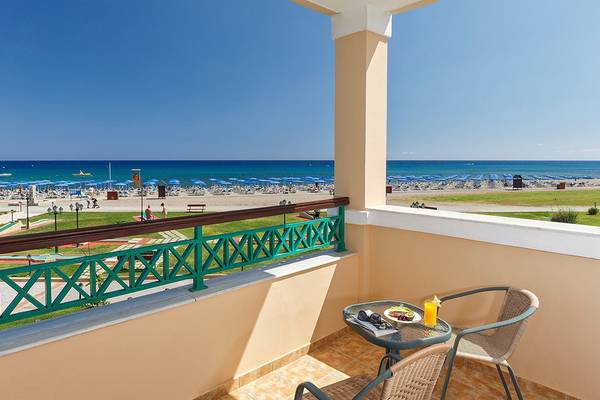 Ausblick vom Balkon des Lindos Princess Beach Hotels auf den Strand und das Meer.