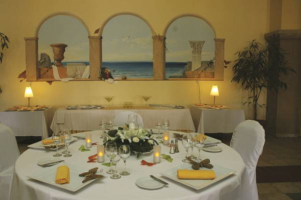 Eßtisch im Lindos Princess Beach Hotel mit Blumen und Kerzen dekoriert.