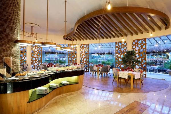 Restaurant des Grand Palladium White Sand Resort & Spa mit Buffet und Tischen.