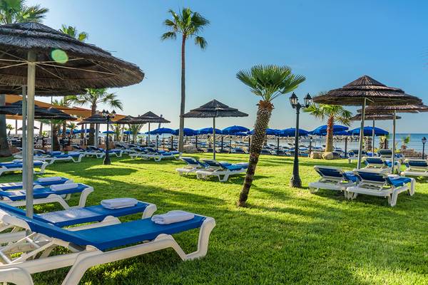 Strand des Lordos Beach Hotels mit vielen Liegen und Sonnenschirmen