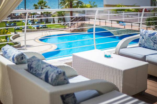 Balkon des Lordos Beach Hotels mit Blick auf den Pool und das Meer