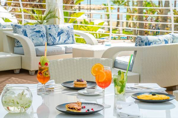 Frühstück auf der Terrasse im Lordos Beach Hotel mit Blick auf das Meer.
