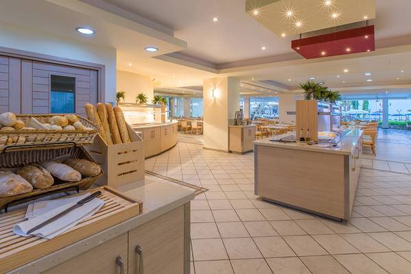 Frühstücksbuffet im Lordos Beach Hotel mit verschiedenen Brotsorten und gedeckten Tischen.
