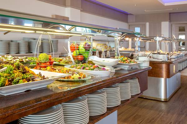 Buffettisch im Lordos Beach Hotel mit verschiedenen Salaten, Gemüse und Speisen.