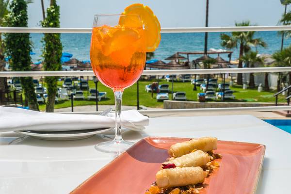 Getränk auf der Terrasse des Lordos Beach Hotels mit Blick auf das Meer.