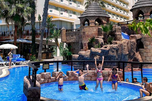 Kinder im Poolbereich des Lordos Beach Hotel