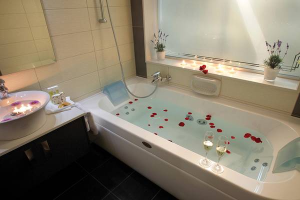 Badewanne im Lordos Beach Hotel mit Rosenblättern und Champagner