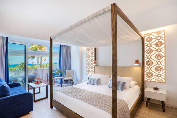 Lordos Beach Hotel Zimmer mit Bett mit Baldachin und Meerblick