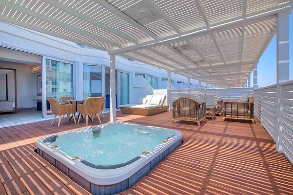 Terrasse des Lordos Beach Hotel mit Whirlpool und Sonnenliegen