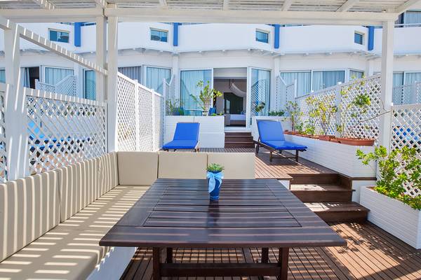 Terrasse des Lordos Beach Hotels mit Möbeln und Pflanzen