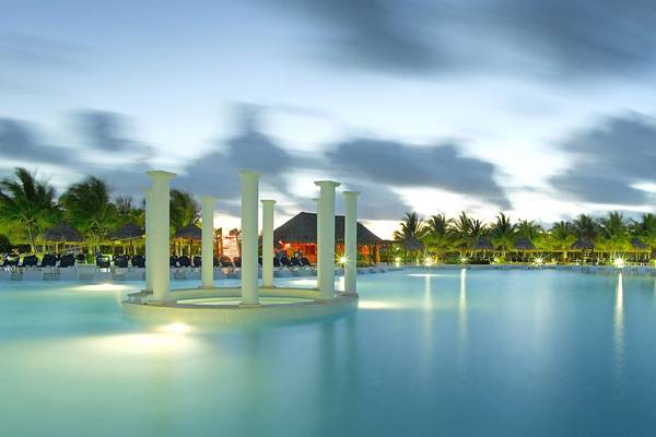 Außenpool des Grand Palladium White Sand Resort mit Säulen und Palmen