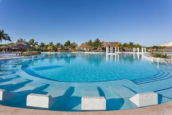 Außenpool des Grand Palladium White Sand Resort & Spa mit weißen Stufen und blauem Wasser