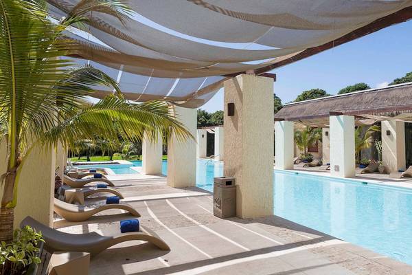 Außenpool des Grand Palladium White Sand Resort mit Liegen und Sonnenschirmen