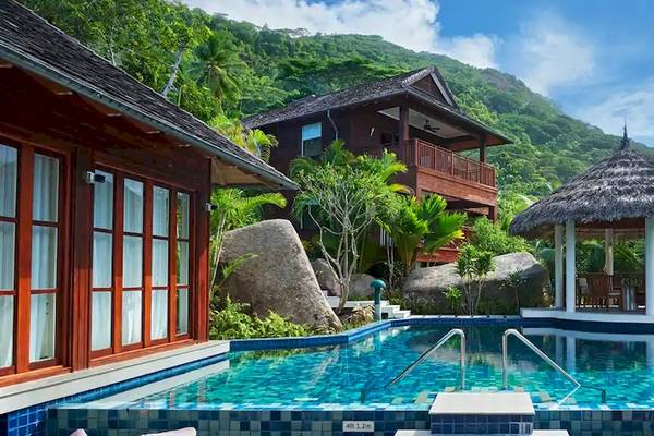 Coco de Mer & The Black Parrot Suites Außenpool und Gazebo