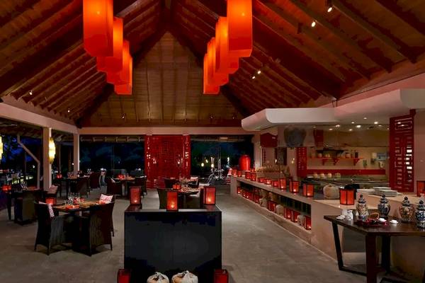 Innenansicht des Restaurants des Coco de Mer & The Black Parrot Suites Hotels mit Blick auf das Meer.