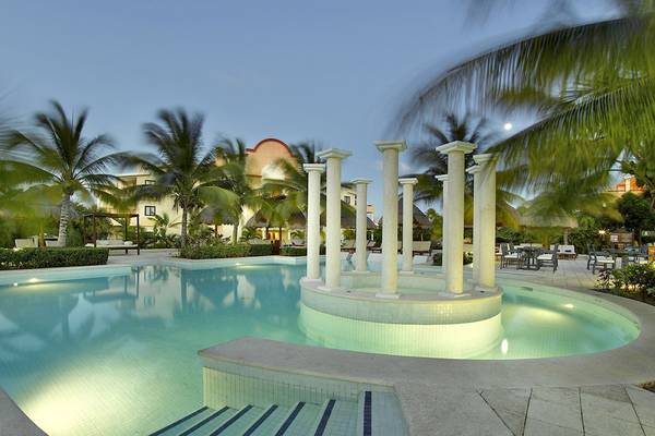 Außenpool des Grand Palladium White Sand Resort & Spa bei Nacht mit Säulen und Palmen