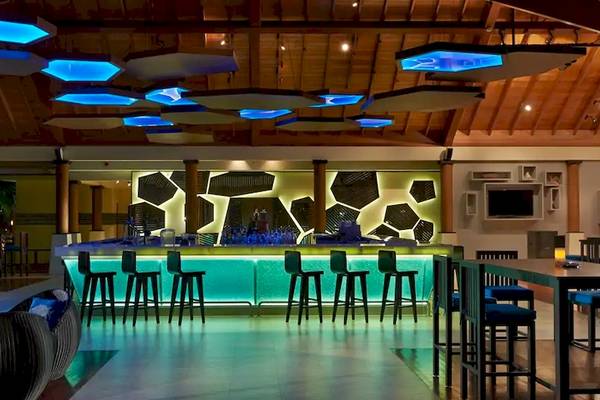 Die Bar im Coco de Mer & The Black Parrot Suites mit blauen Lichtern und modernem Design.