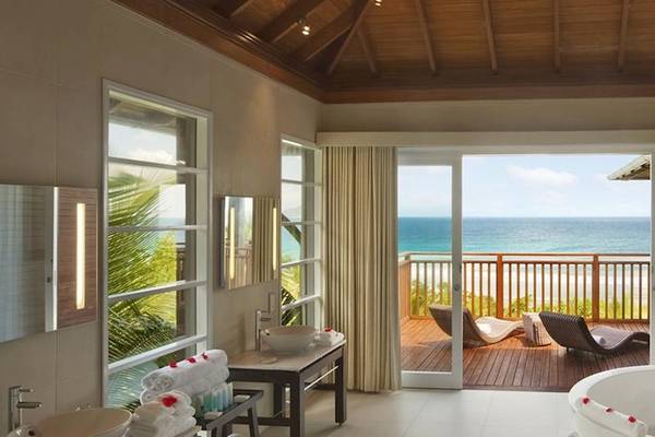 Badezimmer der Coco de Mer Suite mit einem atemberaubenden Ausblick auf das Meer.