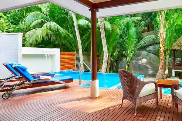 Terrasse der Coco de Mer Suite mit Swimmingpool und Lounge-Möbeln.