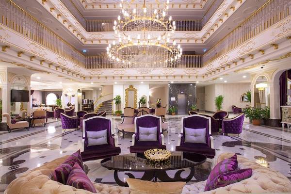 Innenbereich des Side Orange Palace Hotels mit luxuriösen Möbeln und einer großen Kristallleuchte.