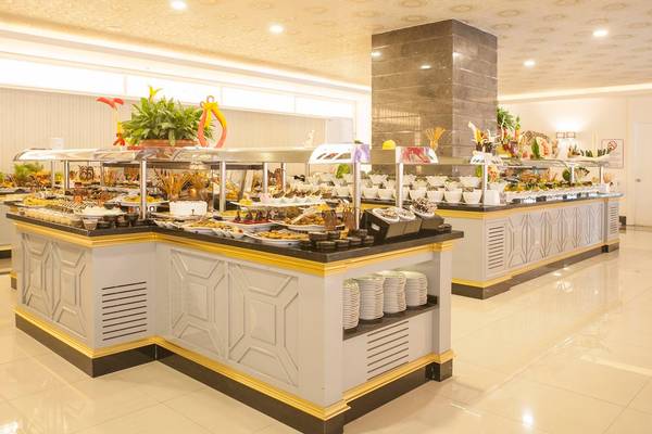 Buffet im Side Orange Palace Hotel mit verschiedenen Speisen und Gerichten.