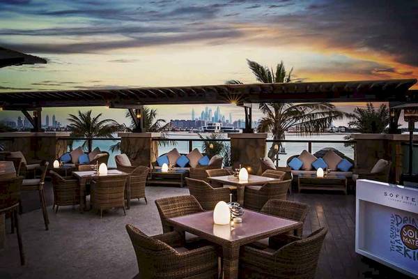 Außenbereich des Sofitel Dubai The Palm mit Blick auf die Stadt und den Wasserweg