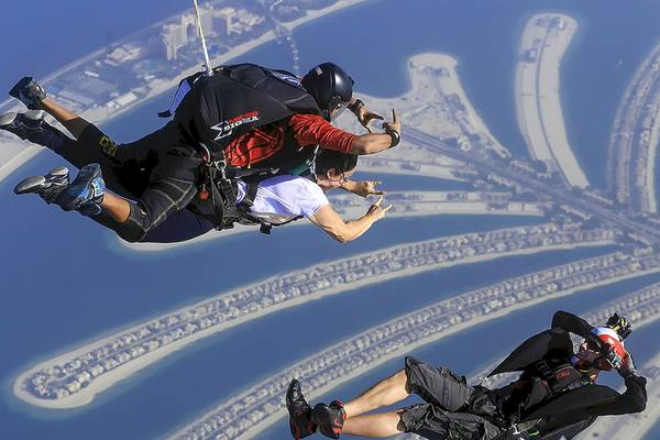 Skydiving-Abenteuer ueber Sofitel Dubai The Palm mit Blick auf Palm Jumeirah