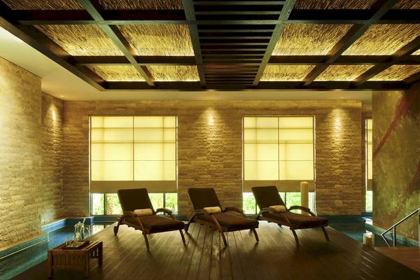 Innenbereich der Lounge im Sofitel Dubai The Palm mit drei Liegestühlen und einem Tisch