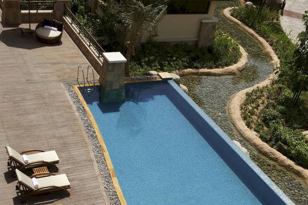 Luftbild des Swimmingpools und der Liegen des Sofitel Dubai The Palm.
