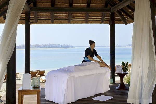 Massage im Sofitel Dubai The Palm mit Blick auf das Meer