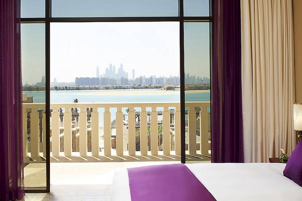 Suite im Sofitel Dubai The Palm mit Blick auf die Dubai Marina und Skyline