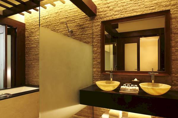 Innenansicht eines Badezimmers im Sofitel Dubai The Palm mit zwei Waschbecken und einem Spiegel.