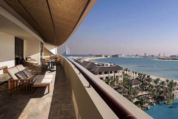 Ausblick vom Balkon des Sofitel Dubai The Palm mit Blick auf die Bucht und die Skyline.