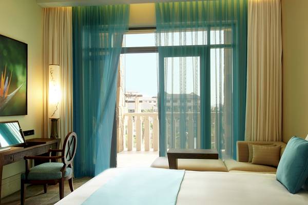 Suite Zimmer im Sofitel Dubai The Palm mit großem Bett, Balkon und Blick auf die Stadt