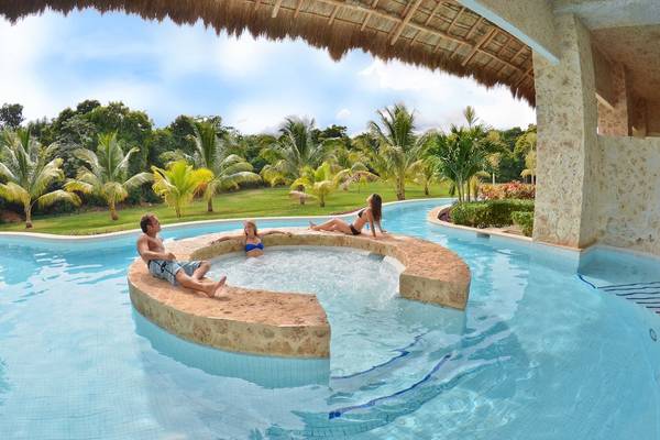 Familie im Grand Palladium White Sand Resort & Spa Poolbereich