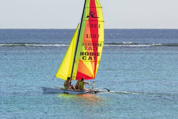 Segelboot im Ozean bei Trou aux Biches Beachcomber Golf Resort & Spa