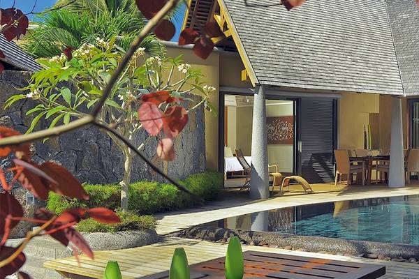 Villa des Trou aux Biches Beachcomber mit Außenpool und Loungebereich