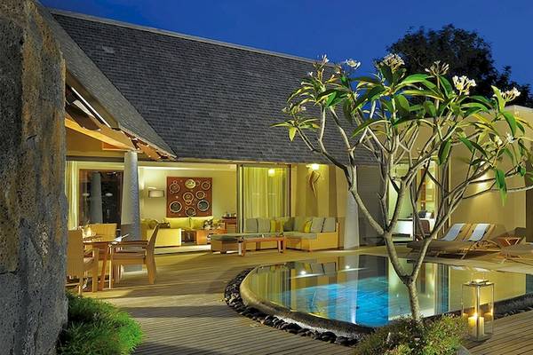 Pool-Terrasse im Trou aux Biches Beachcomber Golf Resort & Spa mit Lounge-Bereich und Pflanzen
