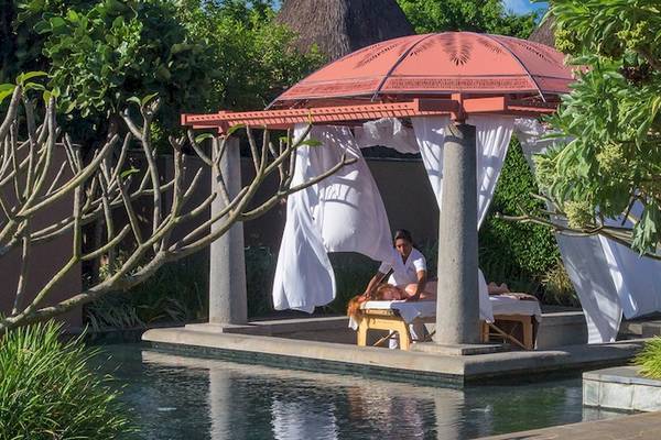 Massagepavillon am Pool im Trou aux Biches Beachcomber Golf Resort & Spa