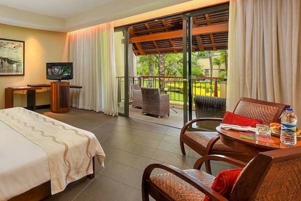 Hotelzimmer im Trou aux Biches Beachcomber Golf Resort & Spa mit großem Bett, Fernseher, Schreibtisch und Balkon