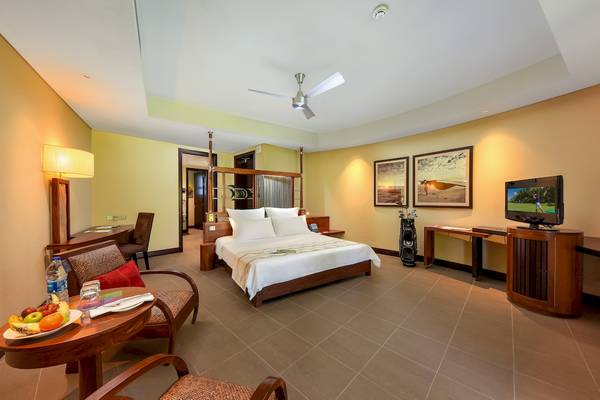 Zimmer im Trou aux Biches Beachcomber Golf Resort & Spa mit Bett, Fernseher und Schreibtisch.