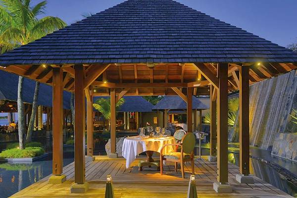 Außenbereich des Trou aux Biches Beachcomber Golf Resort & Spa mit Pavillon und Tisch
