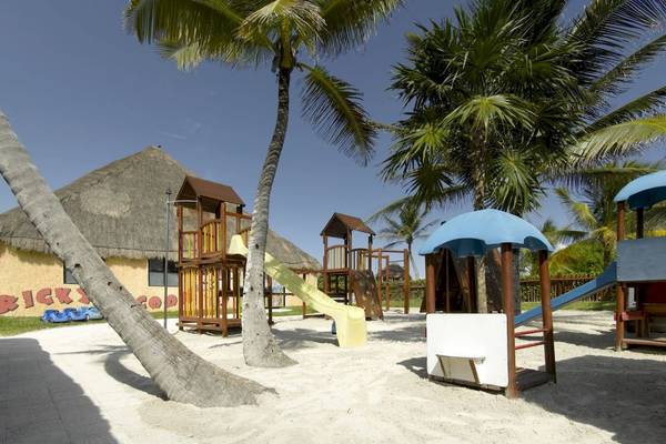 Spielplatz im Grand Palladium White Sand Resort & Spa mit Rutschen und Klettergerüst.