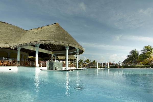 Grand Palladium White Sand Resort & Spa mit großem Pool und runden Pavillons.