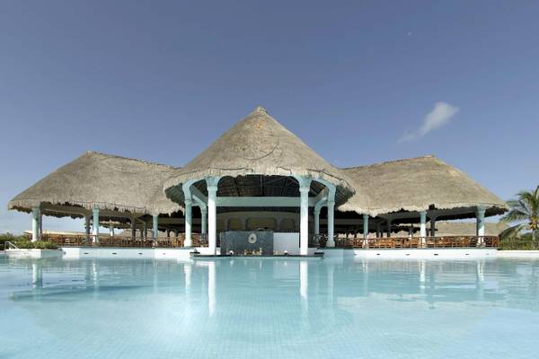 Außenbereich des Grand Palladium White Sand Resorts mit einem großen Swimmingpool und überdachten Bereichen.