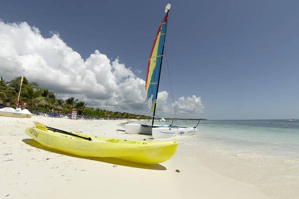 Gelbes Kajak am Strand im Grand Palladium White Sand Resort & Spa