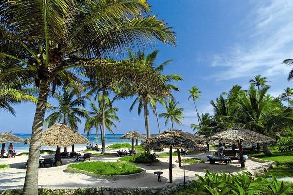 Strand und Palmen am Breezes Beach Club & Spa Zanzibar