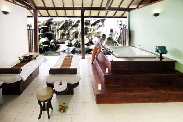 Wellnessbereich im Adaaran Select Meedhupparu Hotel mit Badewannen und Wasserfall