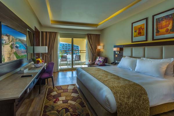 Hotelzimmer im Pickalbatros White Beach Resort mit Bett, Schreibtisch und Balkonblick