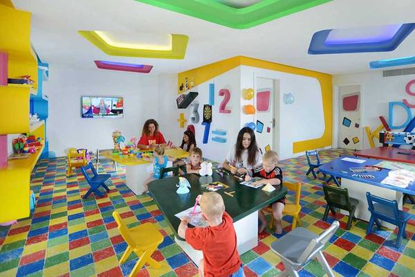 Kinderbetreuungsbereich im Pickalbatros White Beach Resort mit bunten Farben und farbigen Blöcken auf dem Boden.